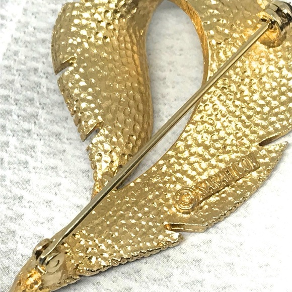 Classic 1960s Sarah Coventry Gold Feather Brite Leaf Brooch, Textured Matte - Picture 5 of 5